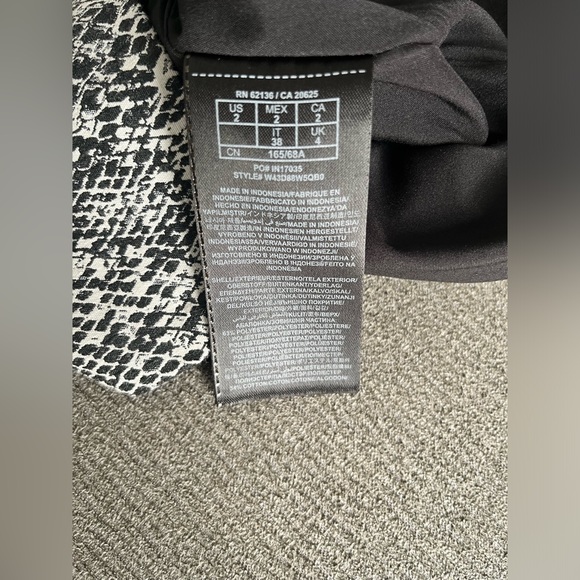 Guess pencil skirt snake print size 2 item 08-11 - Picture 7 of 10